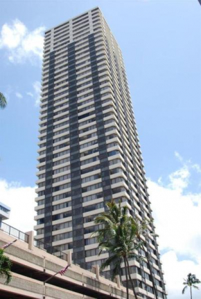 Waikiki beach MODERN corner studio with a rental car available !!